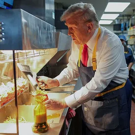 Дональд Трамп попробовал себя в роли сотрудника McDonald’s и угостил посетителей картошкой фри Дональд Трамп попробовал себя в роли сотрудника McDonald’s и угостил посетителей картошкой фри