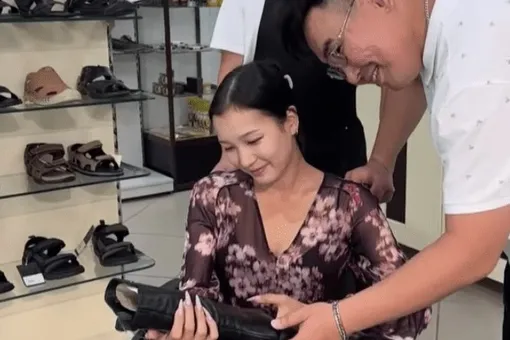 Обувной магазин из Якутии снял рекламу с «рожающей» сапог женщиной. В сети ролик восприняли неоднозначно