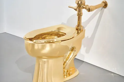 Золотой унитаз Маурицио Каттелана продали на аукционе за $12,1 млн Золотой унитаз Маурицио Каттелана продали на аукционе за $12,1 млн