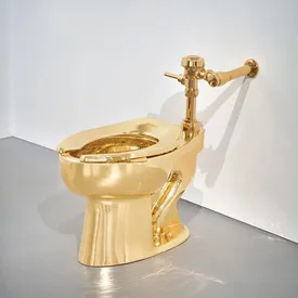 Золотой унитаз Маурицио Каттелана продали на аукционе за $12,1 млн