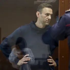 Алексея Навального перевели в медсанчасть колонии с симптомами ОРЗ. Ранее политик рассказал, что у него сильный кашель и температура