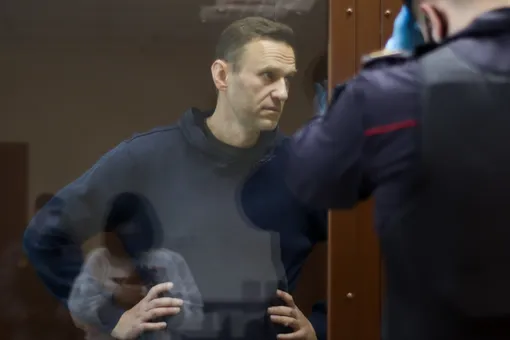 Алексея Навального перевели в медсанчасть колонии с симптомами ОРЗ. Ранее политик рассказал, что у него сильный кашель и температура