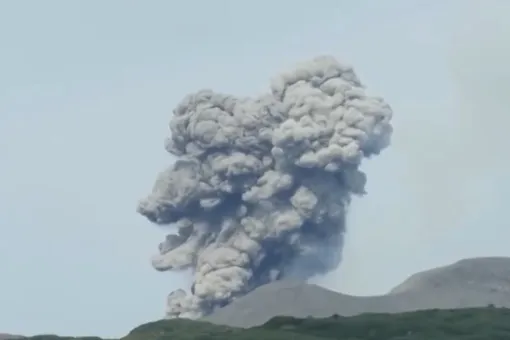 На Курилах школьная линейка прошла на фоне извергающегося вулкана