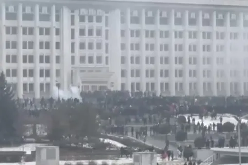 Протестующие ворвались в здание администрации Алматы