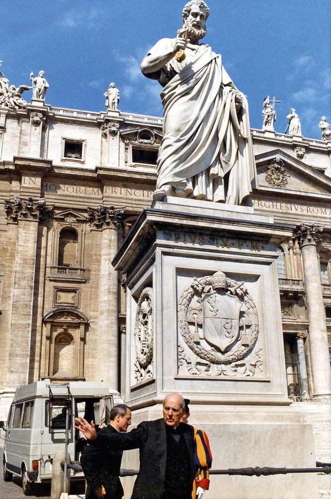 Архиепископ Марцинкус прогуливается по Ватикану незадолго до отставки