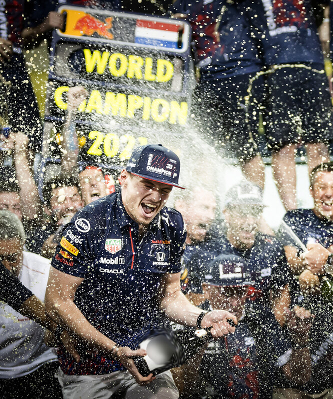 Макс Ферстаппен и команда Red Bull празднуют победу