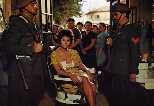 Кадр из фильма «Подсолнухи» (1970) Кадр из фильма «Подсолнухи» (1970)
