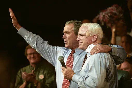 Маккейн ведет встречу Джорджа Буша с избирателями во время его второй предвыборной кампании. Флорида, 2004 г.