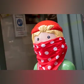 В TikTok набирает обороты новый челлендж. Подростки покупают алкоголь, маскируясь бабушками В TikTok набирает обороты новый челлендж. Подростки покупают алкоголь, маскируясь бабушками