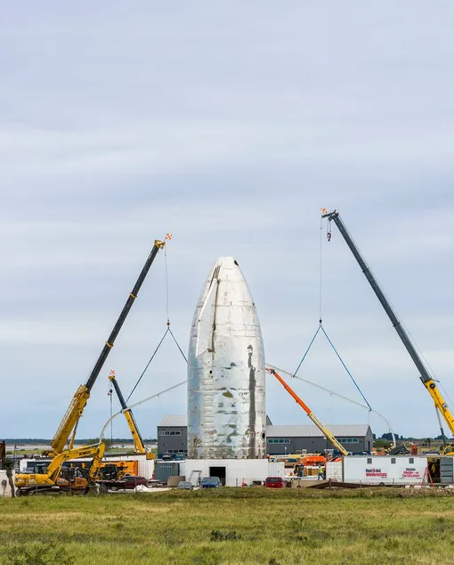 В середине ноября, когда Мэри наблюдала за зоной SpaceX в объектив камеры, навес над Mk1 внезапно взлетел в небо; остальная часть ракеты исчезла за вздымающимся потоком азота. Ракета взорвалась во время испытания на герметичность и никогда не полетит в космос. Но в SpaceX назвали инцидент «незначительной неудачей», поскольку команда уже работала над обновленной версией Mk3.