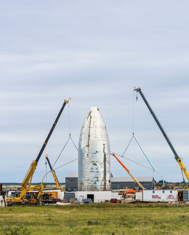 В середине ноября, когда Мэри наблюдала за зоной SpaceX в объектив камеры, навес над Mk1 внезапно взлетел в небо; остальная часть ракеты исчезла за вздымающимся потоком азота. Ракета взорвалась во время испытания на герметичность и никогда не полетит в космос. Но в SpaceX назвали инцидент «незначительной неудачей», поскольку команда уже работала над обновленной версией Mk3 В середине ноября, когда Мэри наблюдала за зоной SpaceX в объектив камеры, навес над Mk1 внезапно взлетел в небо; остальная часть ракеты исчезла за вздымающимся потоком азота. Ракета взорвалась во время испытания на герметичность и никогда не полетит в космос. Но в SpaceX назвали инцидент «незначительной неудачей», поскольку команда уже работала над обновленной версией Mk3.