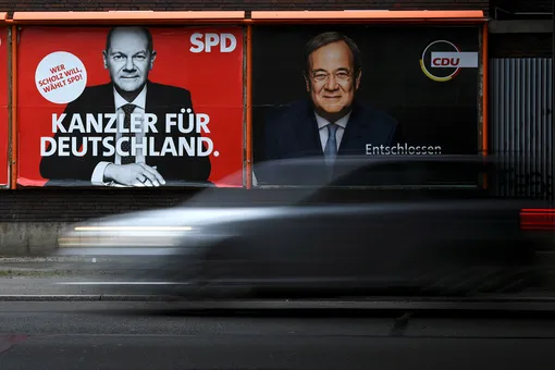 An election campaign billboard, featuring the top candidates for chancellor, Social Democratic Party's (SPD) Olaf Scholz and Christian Democratic Union's (CDU) Armin Laschet, is pictured on a street in Berlin, Germany, September 23, 2021. REUTERS/Annegret Hilse