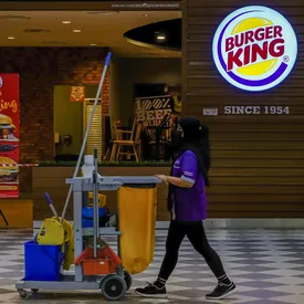 «Женщинам место на кухне»: Burger King обвинили в сексизме из-за твита, посвященного Международному женскому дню