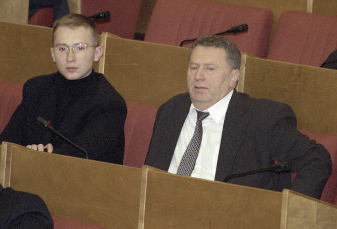 Владимир Жириновский и его сын Игорь Лебедев в зале заседаний Госдумы. 2000 год