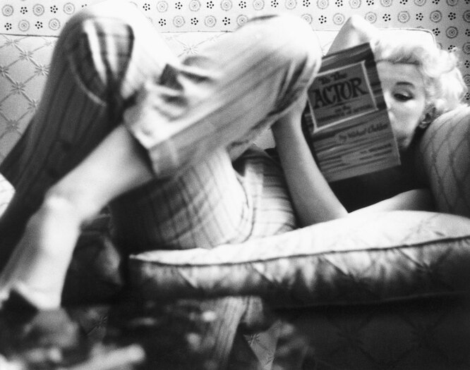 Мэрилин Монро читает книгу «Тайны актерского мастерства. Путь актера» Михаила Чехова, май 1955