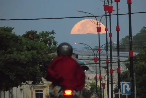 Розовая Луна над островом Бинтан в Индонезии