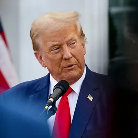 Дональд Трамп заработал $300 тысяч на продаже брендированных Библий