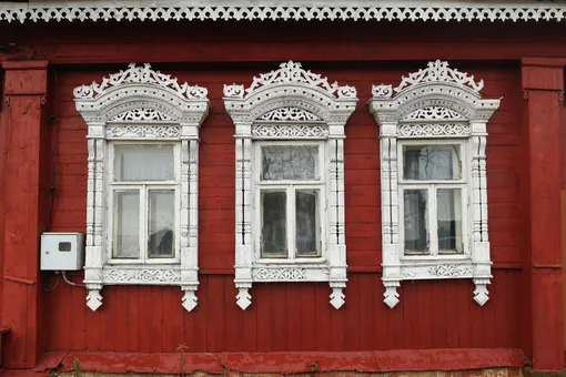 Переход к наличникам: как бренды обращаются к национальной идентичности через искусство Переход к наличникам: как бренды обращаются к национальной идентичности через искусство