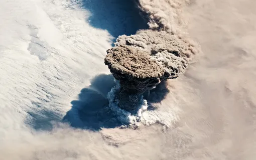 Астронавты на борту Международной космической станции засняли извержение вулкана Райкоке в центральных Курилах. Во время первого извержения за 100 лет вулкан уничтожил все живое на небольшом одноименном острове в системе Курильских островов