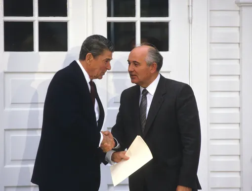 Рейган и Михаил Горбачев пожимают друг другу руки в начале встречи в Рейкьявике