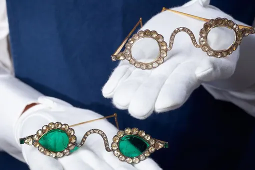 На аукционе Sotheby's выставили очки с линзами из алмазов и изумрудов. Каждая пара оценивается в сумму до 2,5 миллиона фунтов