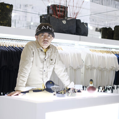 Назад в будущее: краткая история японского бренда уличной одежды BAPE, который любят Фаррел Уильямс, Канье Уэст и Дрейк