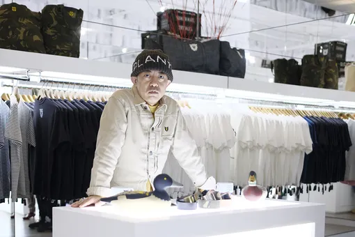 Назад в будущее: краткая история японского бренда уличной одежды BAPE, который любят Фаррел Уильямс, Канье Уэст и Дрейк
