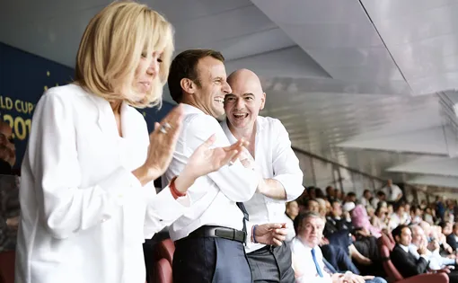 Супруга президента Франции Э.Макрона Бриджит, президент Франции Эмманюэль Макрон и президент FIFA Джанни Инфантино
