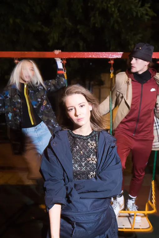 На Лире: куртка Paul Smith; боди Christian Dior; джинсы Golden Goose На Ире: плащ Emporio Armani; топ Chanel; поясная сумка Nike На Владе: панама Prada; водолазка Hugo; тренч Burberry; худи, брюки, носки и кроссовки, все Nike На странице слева: куртка MSGM; платье Altuzarra