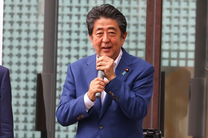 В Японии совершили покушение на экс-премьера Синдзо Абэ. Он находится в больнице в критическом состоянии