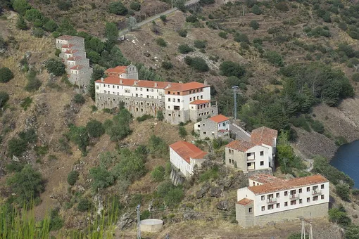 В Испании деревню выставили на продажу по цене дома