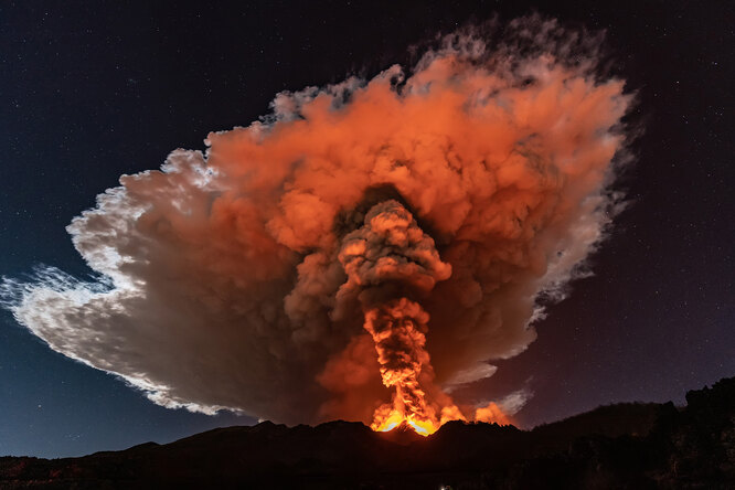 Извержение вулкана Этна в сицилийском городе Катания.