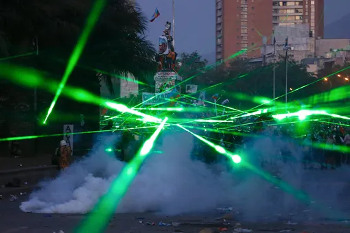 Участники антиправительственных митингов в Чили во время акций стали использовать лазеры