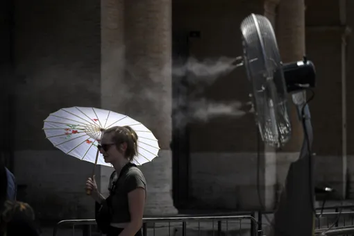 Возле Колизея установлены огромные вентиляторы, температура воздуха достигает +44 °С