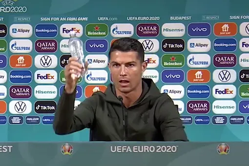 УЕФА потребовал от футболистов не убирать напитки спонсоров на пресс-конференциях Евро-2020. Ранее так поступили Роналду, Погба и Локателли