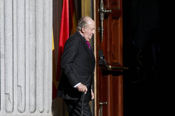 Бывший король Испании, подозреваемый в коррупции, решил покинуть страну