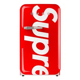 Supreme сделали коллаборацию со Smeg — это мини-холодильник Supreme сделали коллаборацию со Smeg — это мини-холодильник