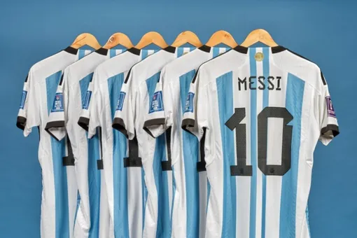 Шесть футболок Лионеля Месси продали на Sotheby’s за $7,8 млн. Он носил их во время ЧМ-2022