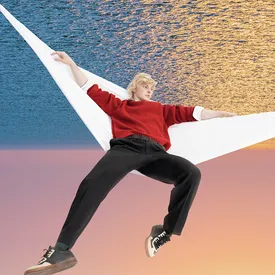 «Я хотел проводить время с девочкой из театральной студии — так и стал актером»: Антон Рогачев — о пути в профессию, любви к кино и мечте