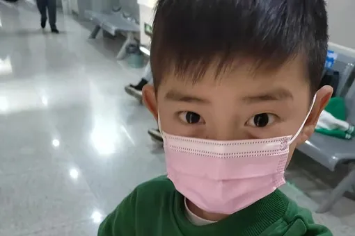 В Китае 10-летний мальчик 30 раз сдал кровь и стал донором костного мозга для больной лейкемией матери