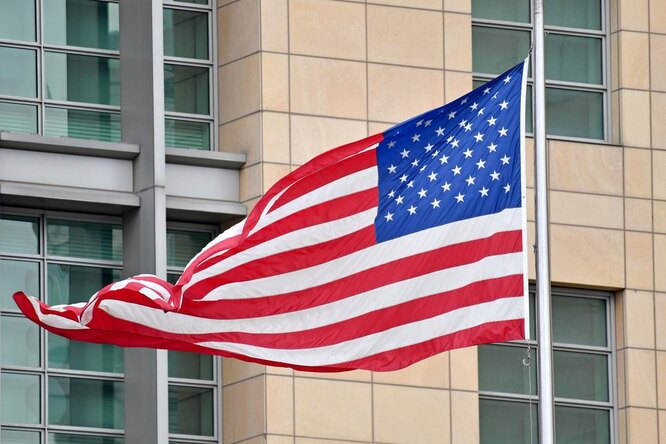 Во Флориде шестиклассник отказался произносить клятву перед флагом США. Его задержала полиция