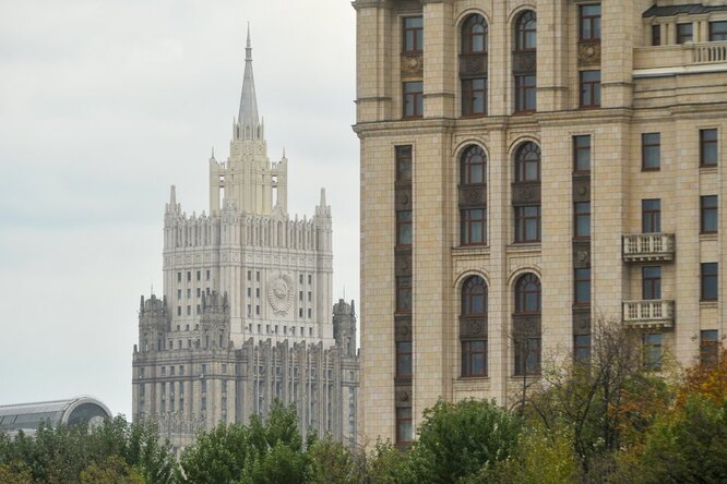 США, Канада и Великобритания получили от МИД РФ ноты протеста из-за того, что повесили на зданиях посольств ЛГБТ-флаг США, Канада и Великобритания получили от МИД РФ ноты протеста из-за того, что повесили на зданиях посольств ЛГБТ-флаг