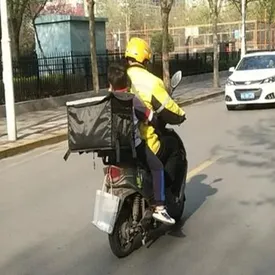 В Китае новый тренд: родители нанимают курьеров, чтобы те отвозили их детей в школу