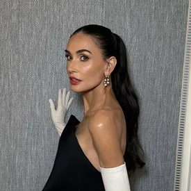 Деми Мур рассказала, почему дочки называют ее «инопланетянкой»