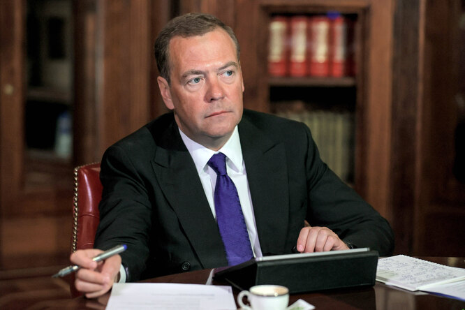 Дмитрий Медведев считает, что в Европу проник «призрак коммунизма» Дмитрий Медведев считает, что в Европу проник «призрак коммунизма»