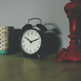 Пользовательница TikTok долго не могла понять, почему у нее не срабатывают будильники. Выяснилось, что о ее сне заботится кошка