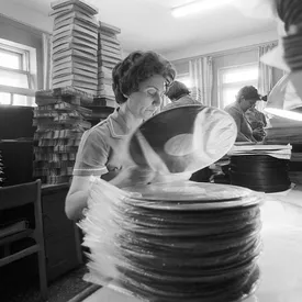 «Это искусство, которое мы потеряли»: Денис Бояринов — о возвращении винила «Мелодии»