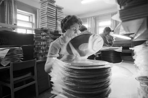 «Это искусство, которое мы потеряли»: Денис Бояринов — о возвращении винила «Мелодии» «Это искусство, которое мы потеряли»: Денис Бояринов — о возвращении винила «Мелодии»