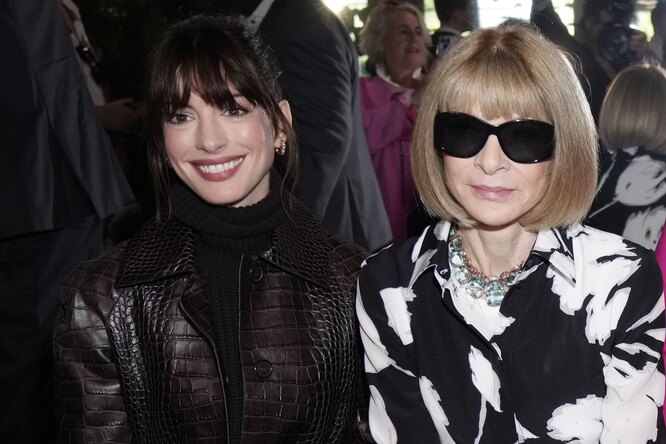 Энн Хэтэуэй повторила образ из «Дьявол носит Prada» — вместе с Анной Винтур на неделе моды в Нью-Йорке