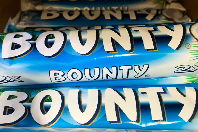 «Коммерсант»: Mars предупредила об ограничении поставок батончиков Bounty из-за дефицита кокосовой стружки